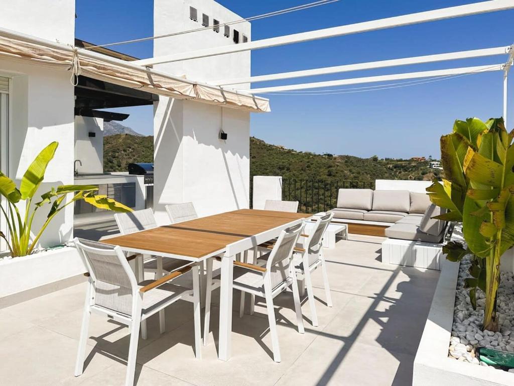 Rooftop Penthouse La Quinta Outdoor Kitchen Wifi - Tap to explore photos