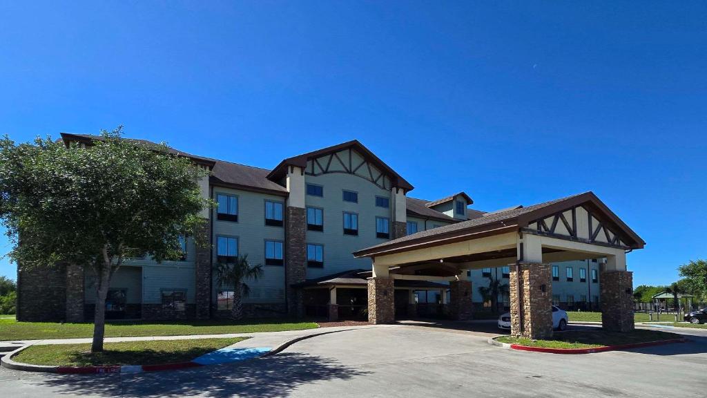 Comfort Inn & Suites image