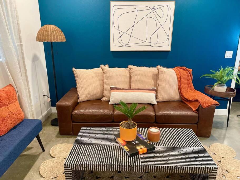 Luxury Modern and Bright apt in Hollywood 2br 2ba- 5215 image