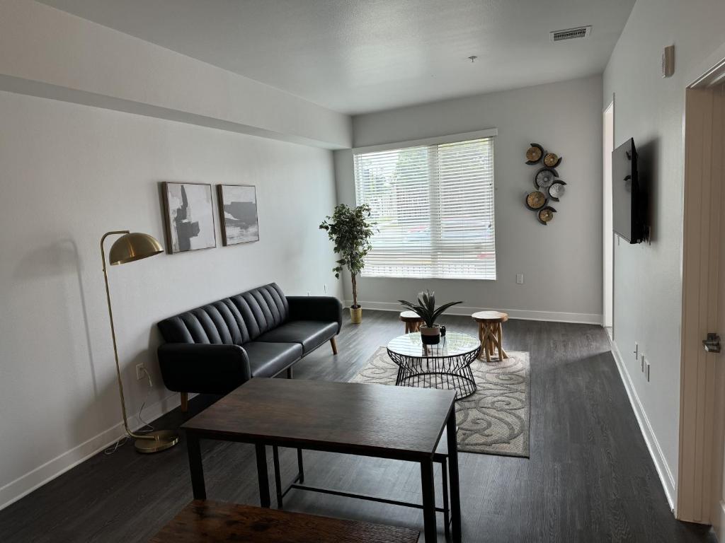 Chic Luxury Condo near Hollywood image