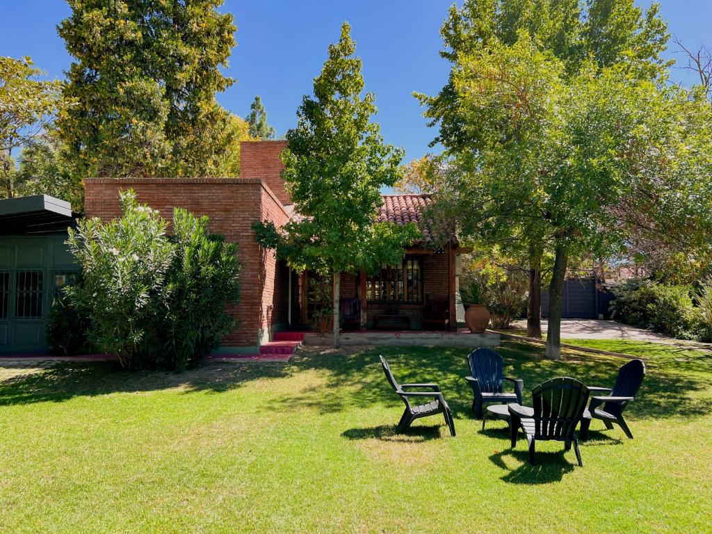 Casa con pileta, jardín y quincho photo 2