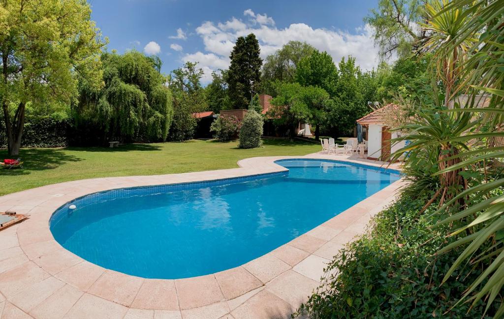 Casa con pileta, jardín y quincho
