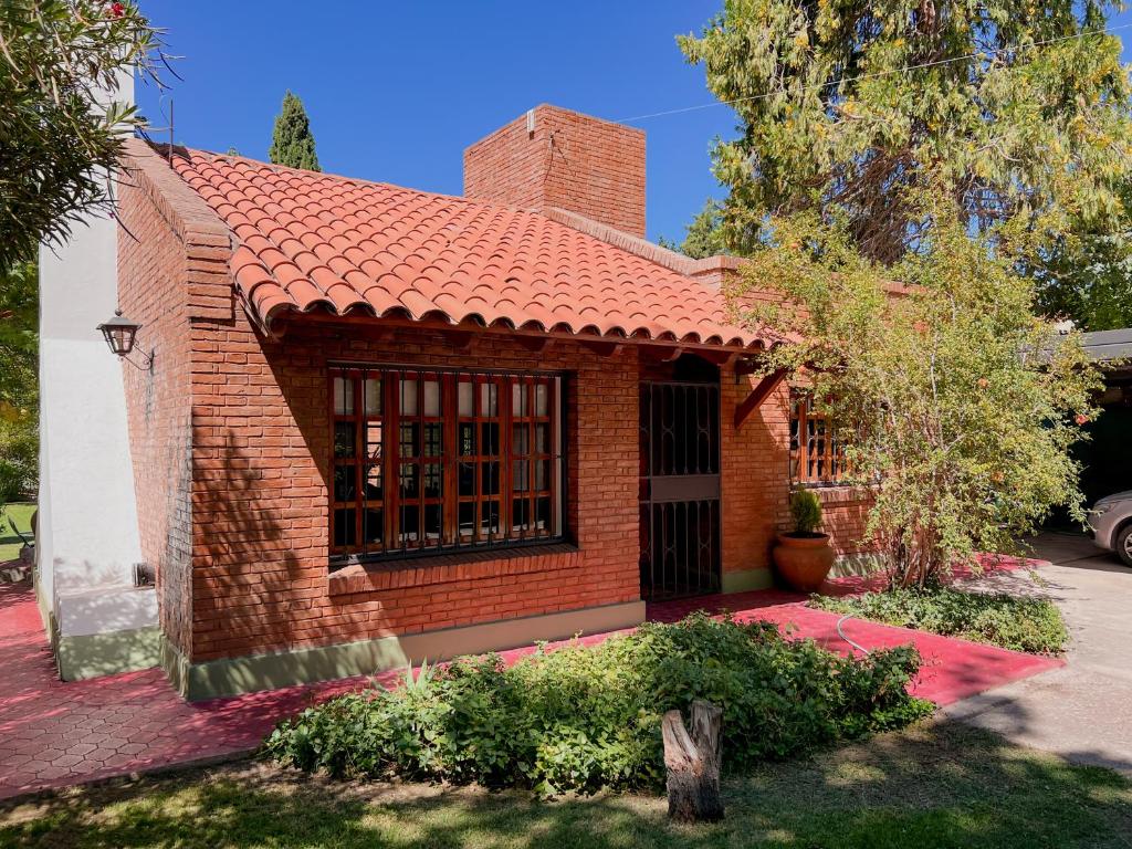 Casa con pileta, jardín y quincho photo 1