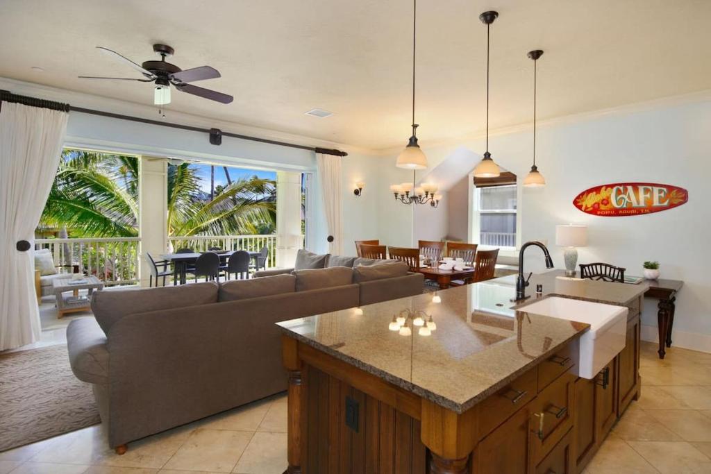 D211 Second Floor 3-bedroom Poolside Lanai image
