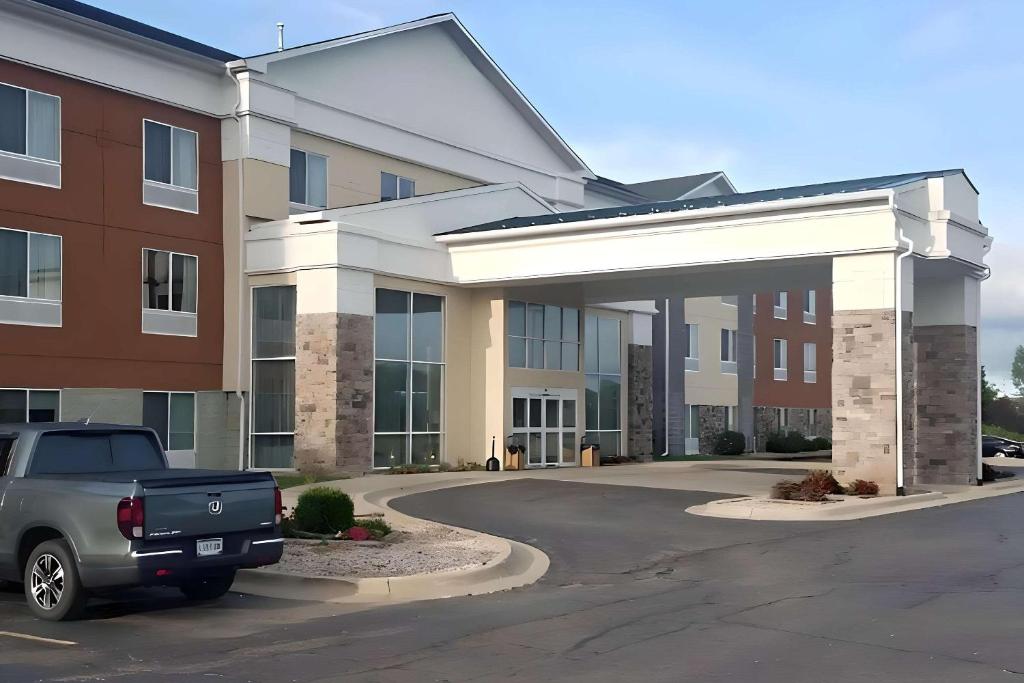 Peach Tree Inn and Suites image