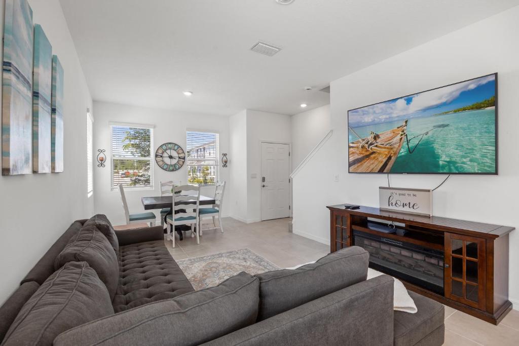 Modern Sunshine Oasis with Large Heated Pool, Just 20 mins to Siesta Key image