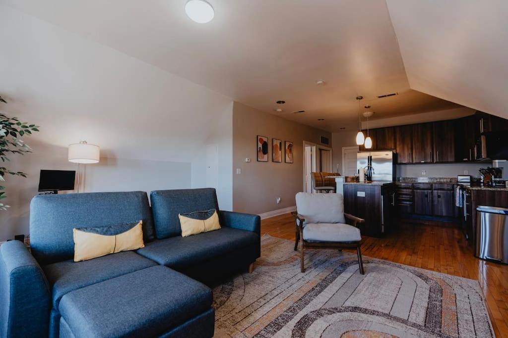 Modern 1BR-1BA Walk to SSM SLU Hospital Grand image