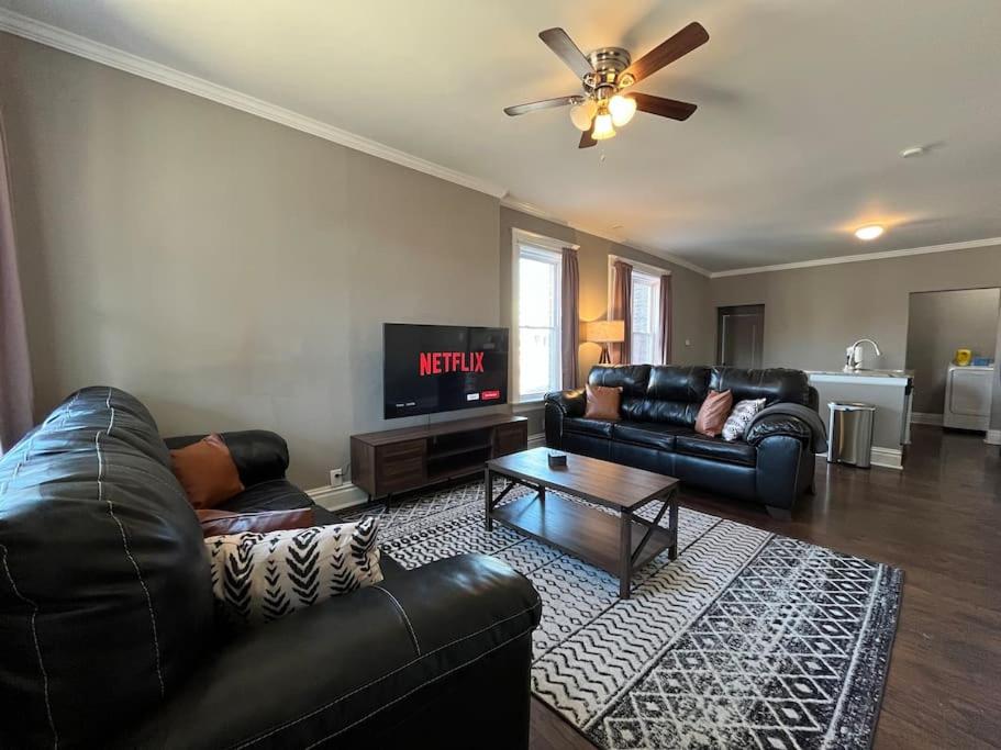 Cozy 2BR-1BA Backyard & King Bed image