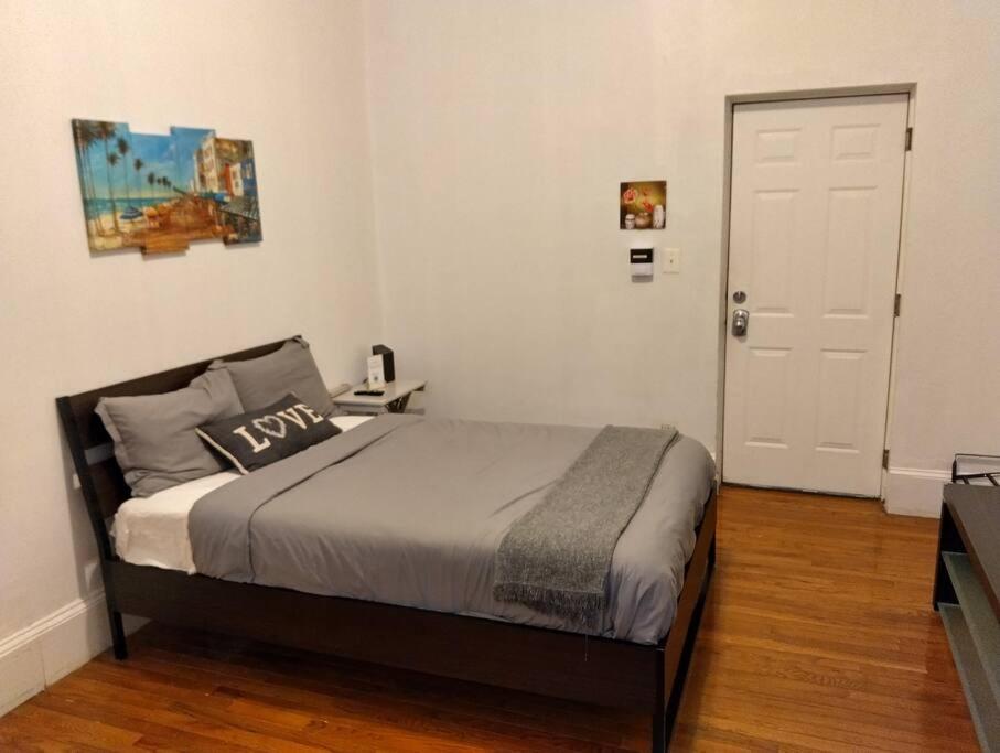 Master room - 2 queen 1 bedroom (apt5) image