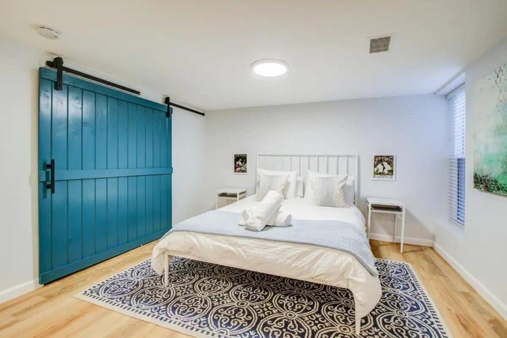 SUNNY, SERENE & CENTRALLY-Located STUDIO *PRIVACY *COMFORT *5-STARS image