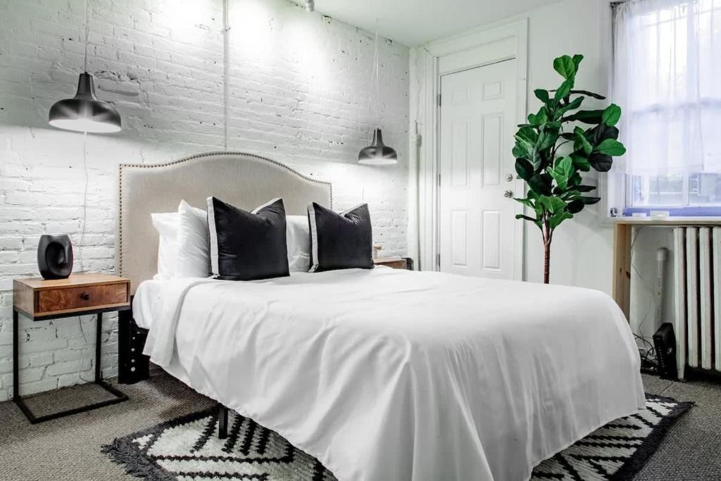 DesignerFlat Nestled Between Dupont&Logan Circles - Tap to explore photos