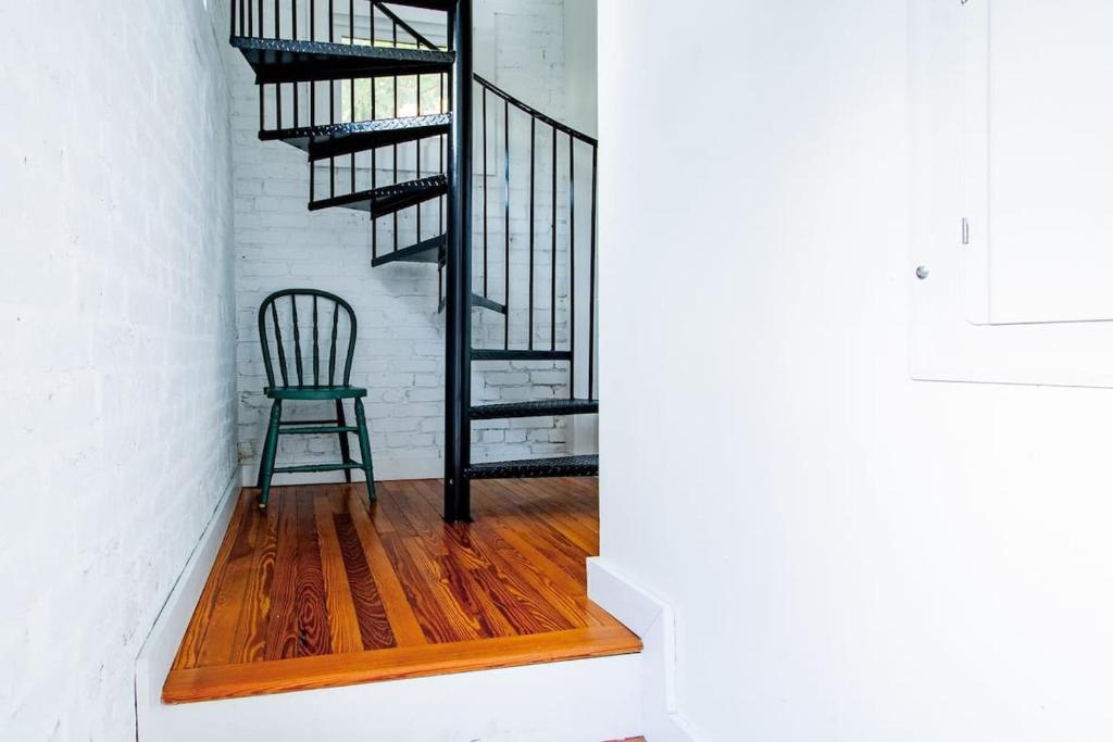 Adorable Studio Space in Private Carriage House - Tap to explore photos