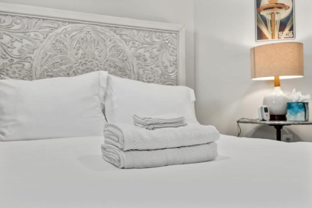 Classy Central DC Bloomingdale 1-BR Getaway - Tap to explore photos