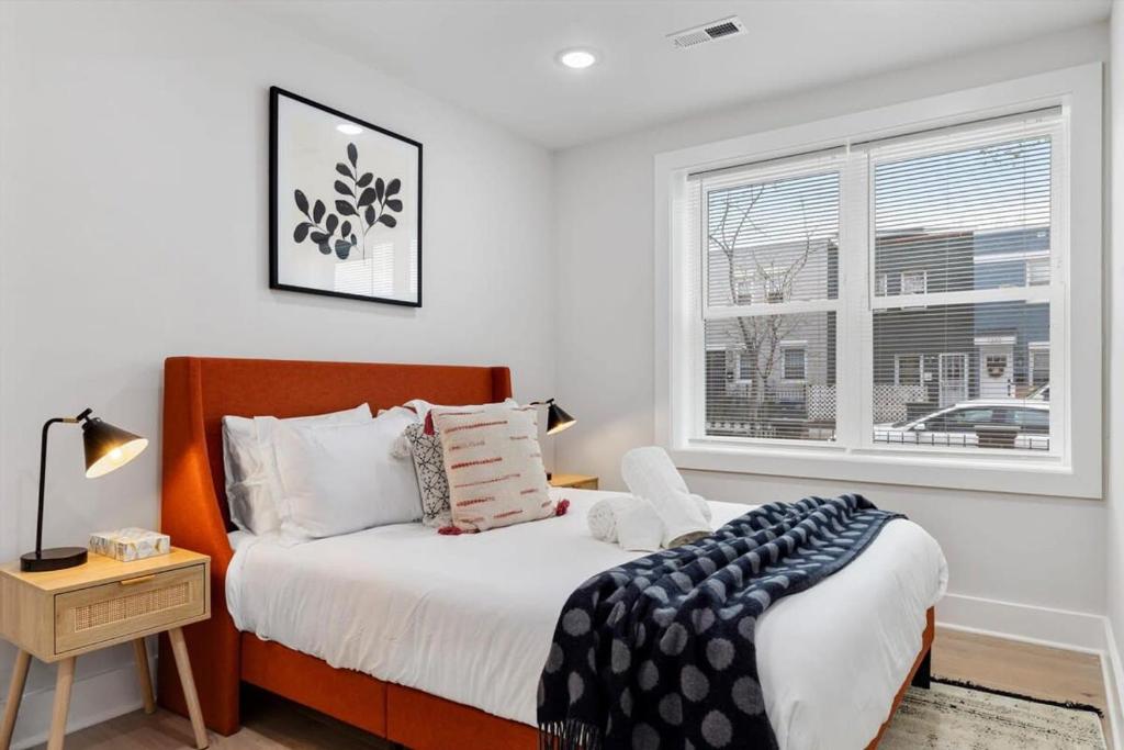 Excellent 2-br Condo in Hip Area of DC - Tap to explore photos