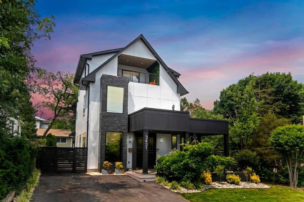 Top of The Hill Luxury Clarendon 4-BR Homestay image