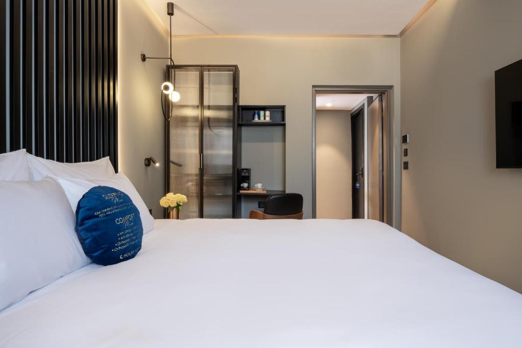 Hotel Poli Urban By AFI Hotels - Tap to explore photos