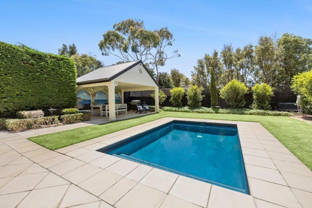 Bella Vista Retreat With Pool 950m to Beach photo 4