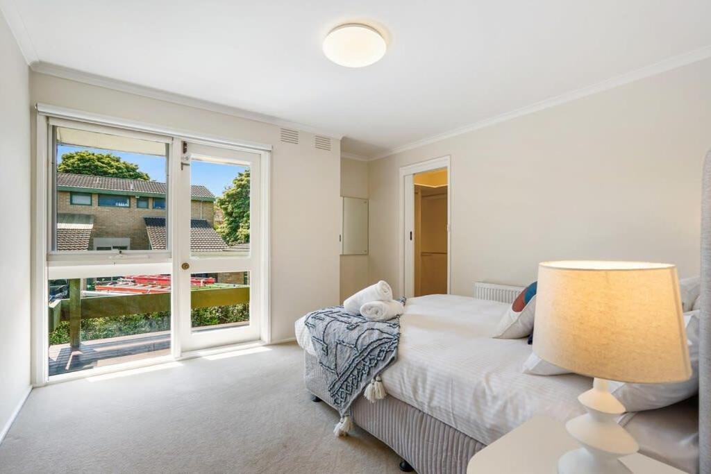 Bright & Lovely @ Balwyn Townhouse w parking BBQ - Tap to explore photos