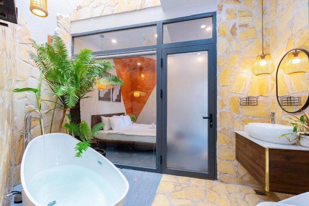 Wabi Sabi Villa * Hồ Bơi Thác Nước 140 m2 * Phòng Karaoke Thủy Cung