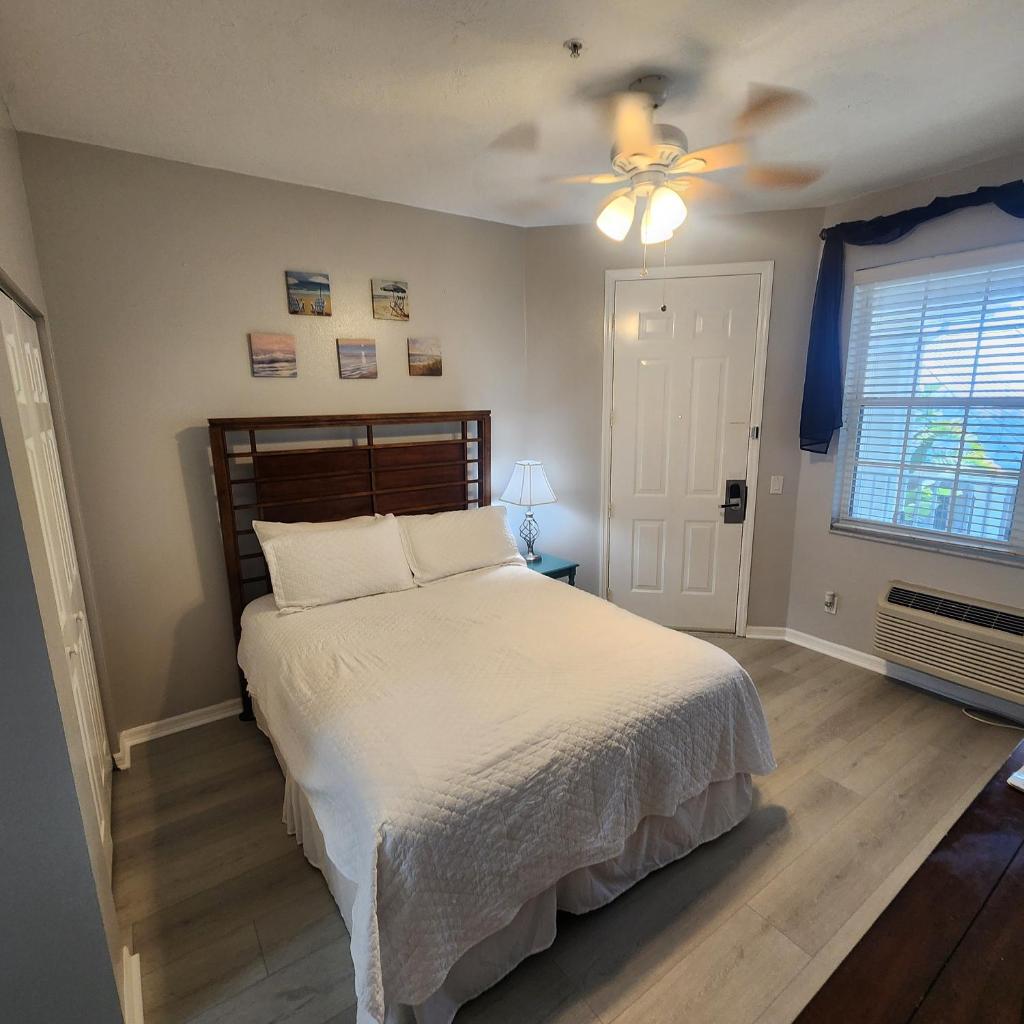 1 Bed 1 Bath at IMG near Beach image