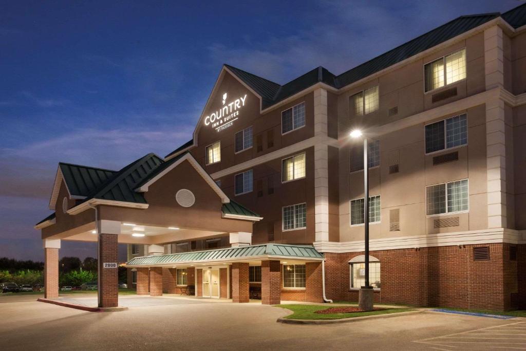Country Inn & Suites by Radisson, DFW Airport South, TX image