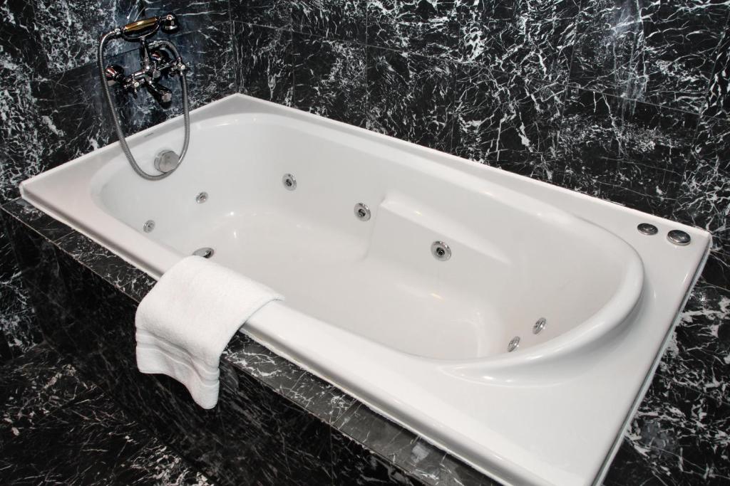 Двухместный (Улучшенный двухместный номер с 1 кроватью), Отель King Charles Boutique Residence