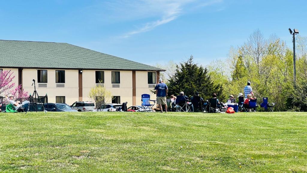 Pinckneyville Inn and Suites image