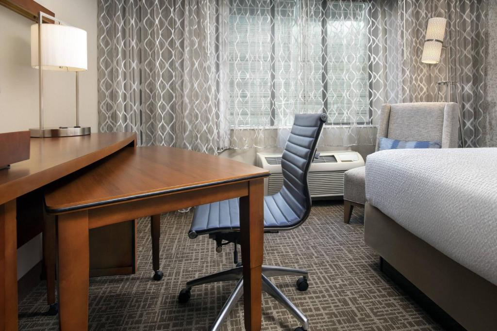 Courtyard by Marriott Tacoma Downtown - Tap to explore photos