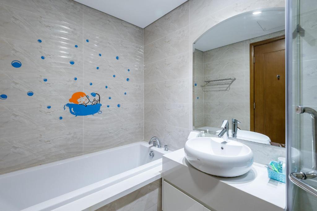 VINHOMES LANDMARK CONDOTEL SUITE