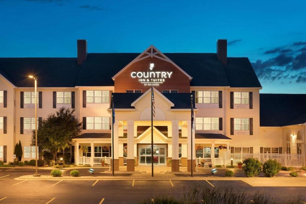 Country Inn & Suites by Radisson, Appleton North, WI image