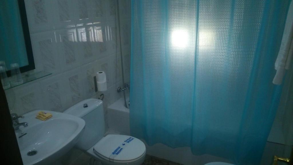 Hostal Virgen Del Rocío Room Type - Family Room with Private Bathroom