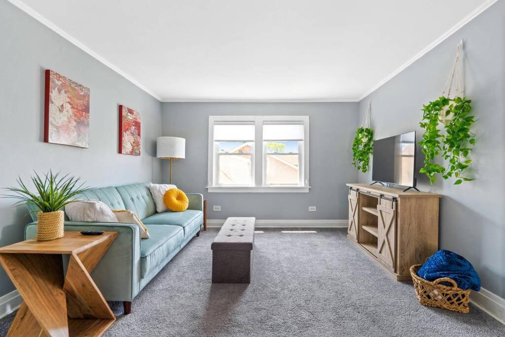 Norwood Park/Edison Park! Workstation & In-unit Laundry! 2nd Floor Apt image