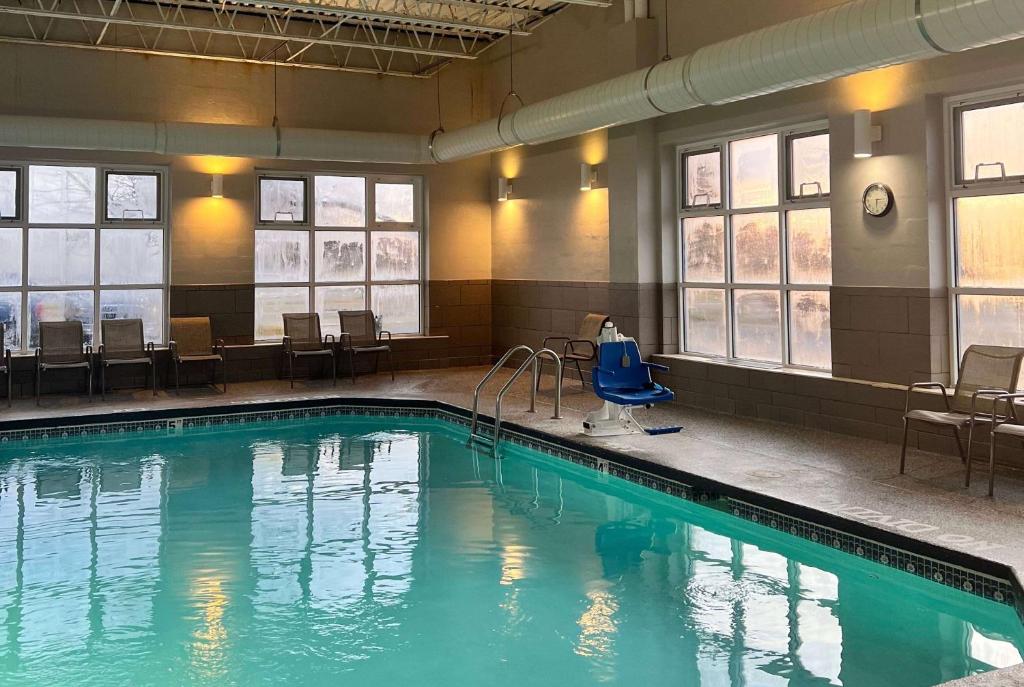 La Quinta Inn & Suites by Wyndham Detroit Utica image