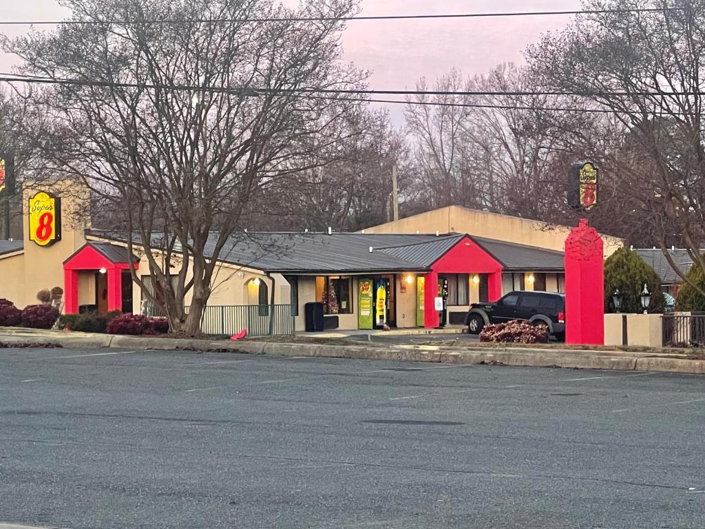 Super 8 by Wyndham Monroe image