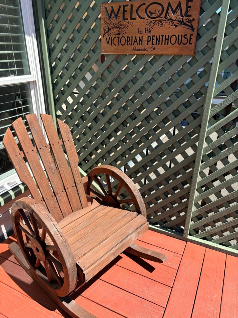 Alameda 3BR unique Victorian Penthouse with deck and outdoor furniture, AC, 3 blocks to beach & shopping center & 2 free parking spaces image