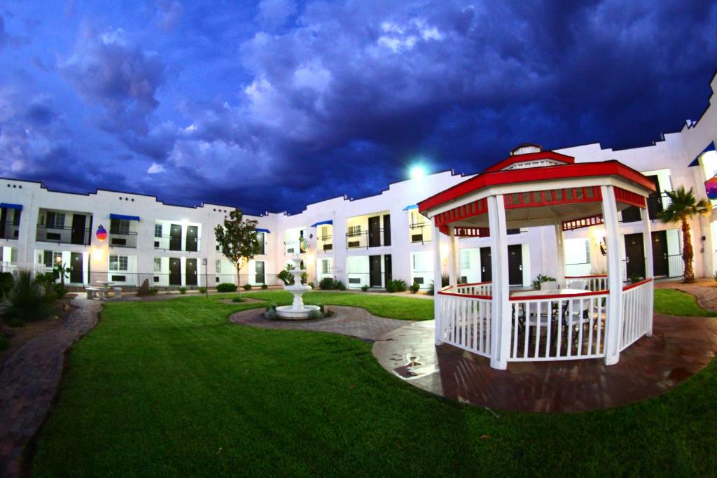 Ramada by Wyndham Kingman - Tap to explore photos