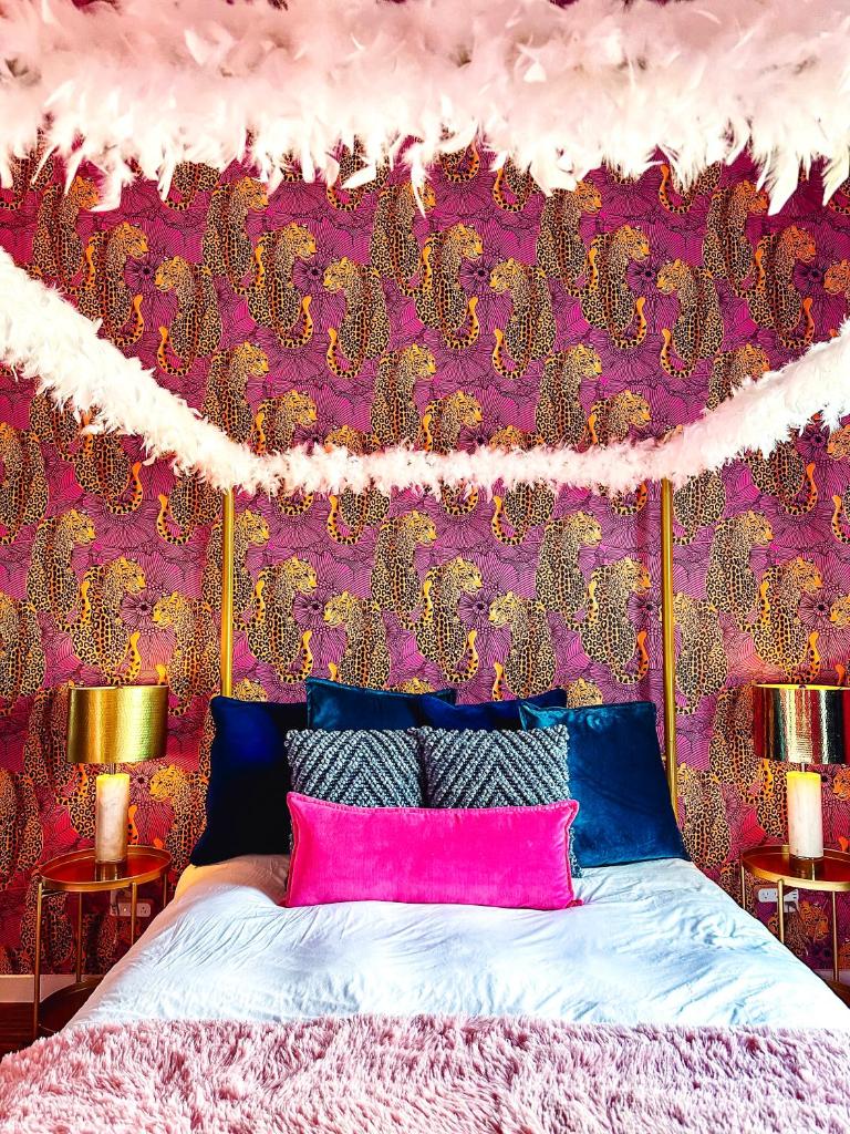 Rooms of Dolly's Yacht Club - Cozy Retreat Near Broadway