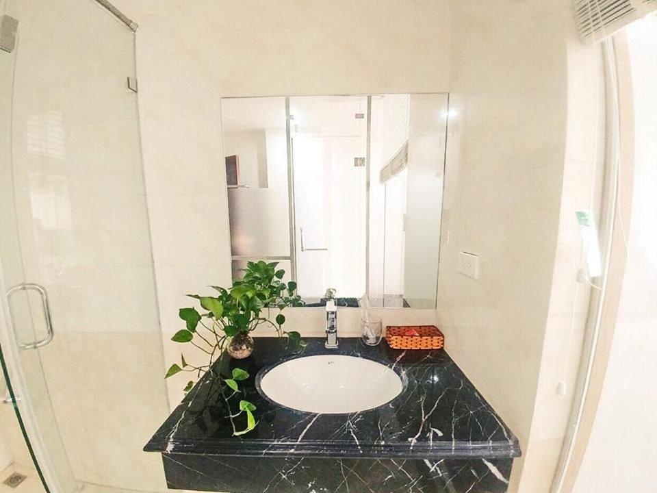 Old Quarter hotel Alley 22 hang Voi