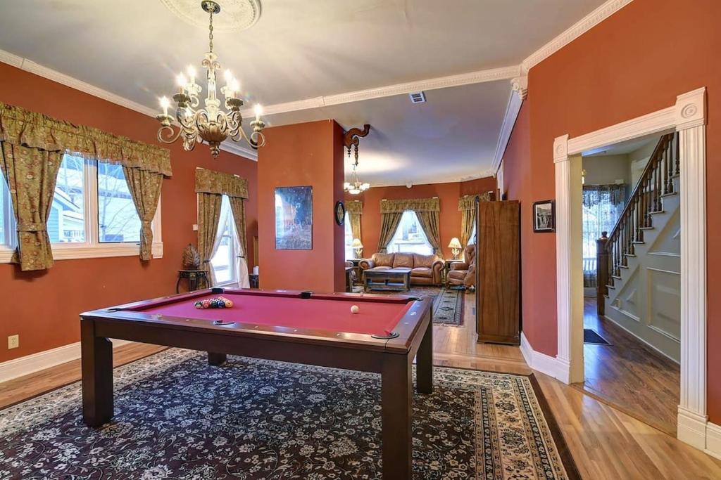 Governor's Mansion Guest Suites For Big Groups image