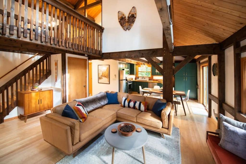 Berkshire Vacation Rentals: Stonebridge Cabin: Modern Amenities Enjoy Nature image