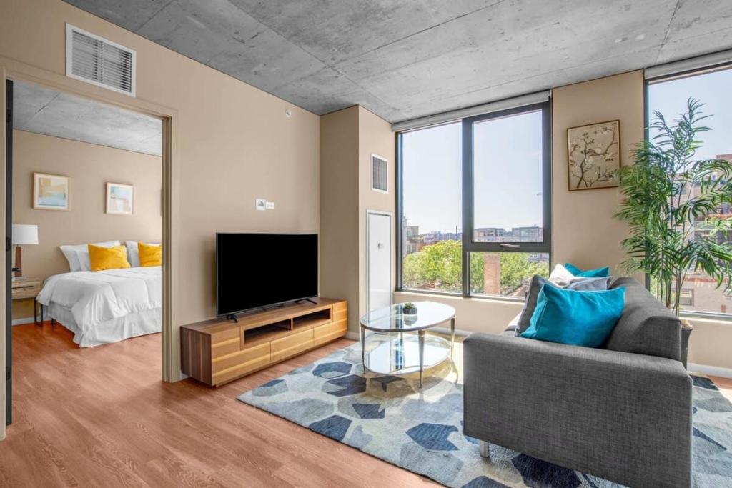 3BR Elegant Glass Penthouse Pool With Deck & Gym image
