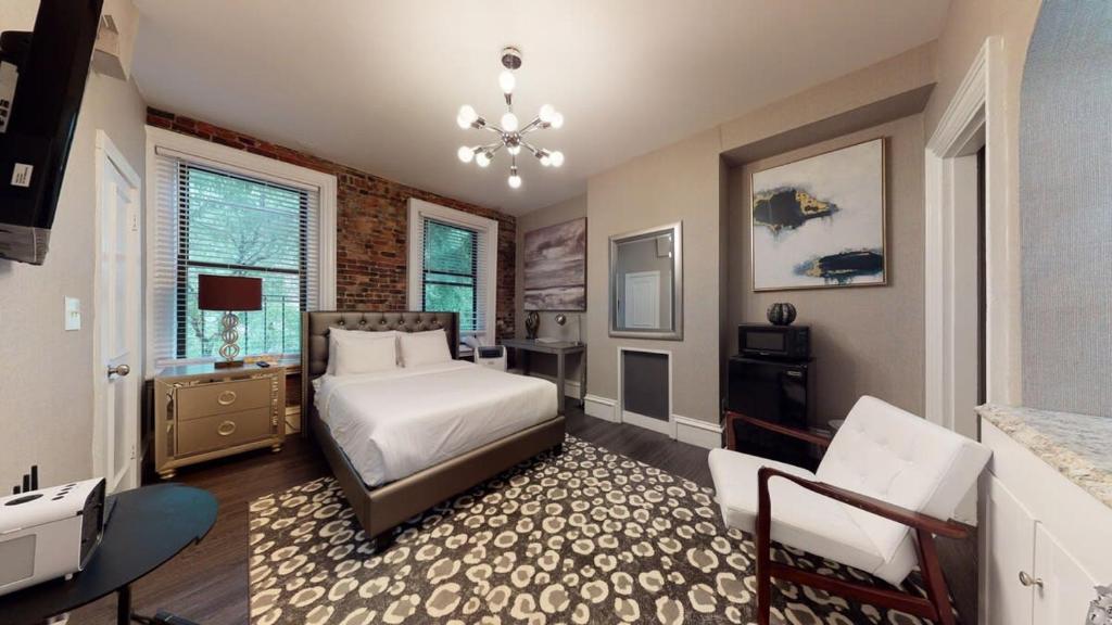 L 3-33 Stylish Private Studio in Boston! image