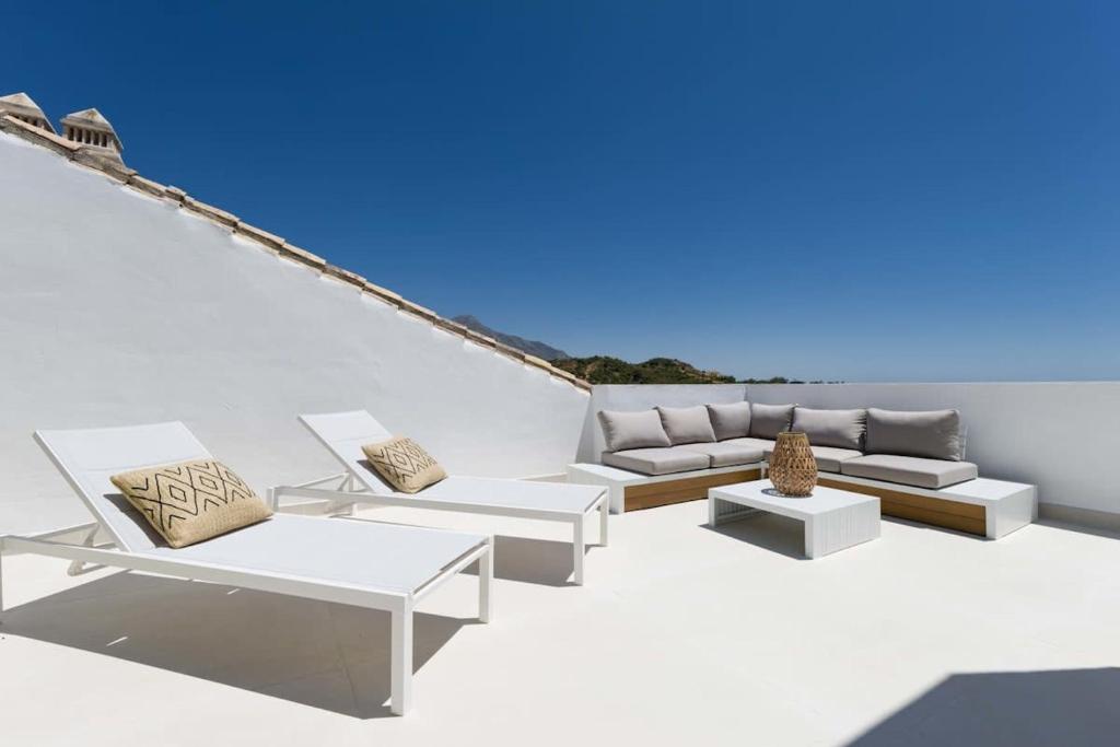 DUPLEX PENTHOUSE ROOFTOP TERRACE SEA VIEWS WiFi - Tap to explore photos