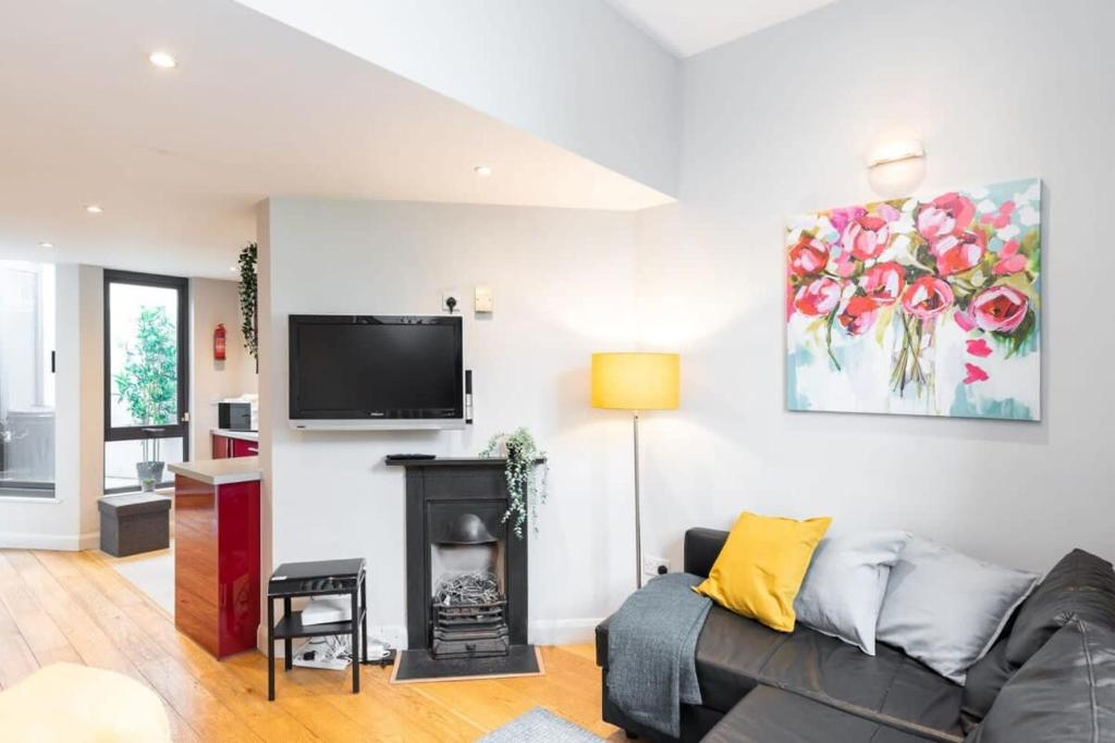 Central Location 2 BEDROOM 2 BATHROOM FAST WIFI - Tap to explore photos
