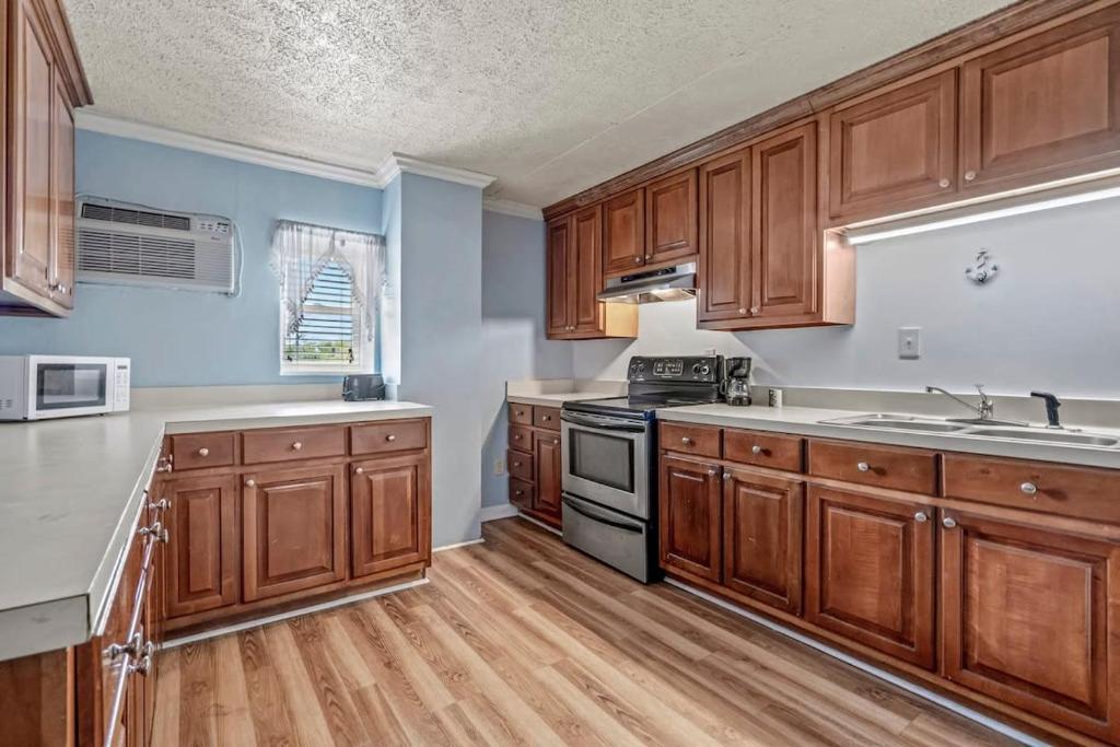 Charming Condo one block from the beach - WR 301 image