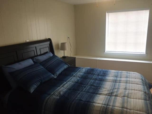 Comfortable 3 bedroom close to Base Sleeps 6 image
