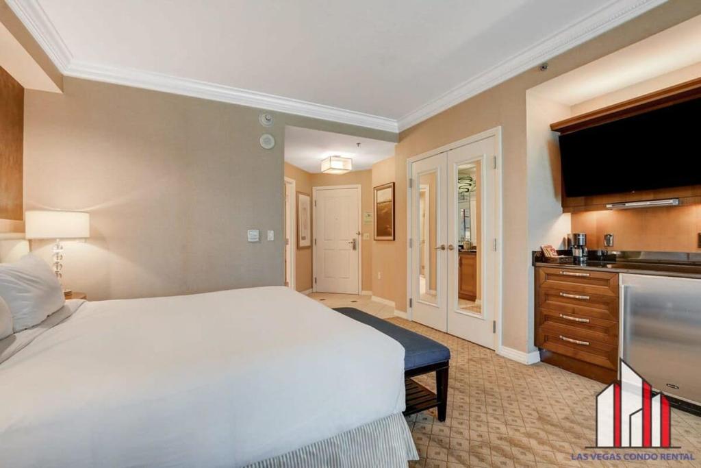 Luxury Studio - Jacuzzi, Balcony & Full Bath - Tap to explore photos