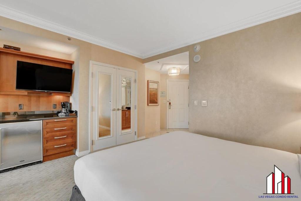 MGM Signature-Strip View Lazy River Jacuzzi Studio - Tap to explore photos