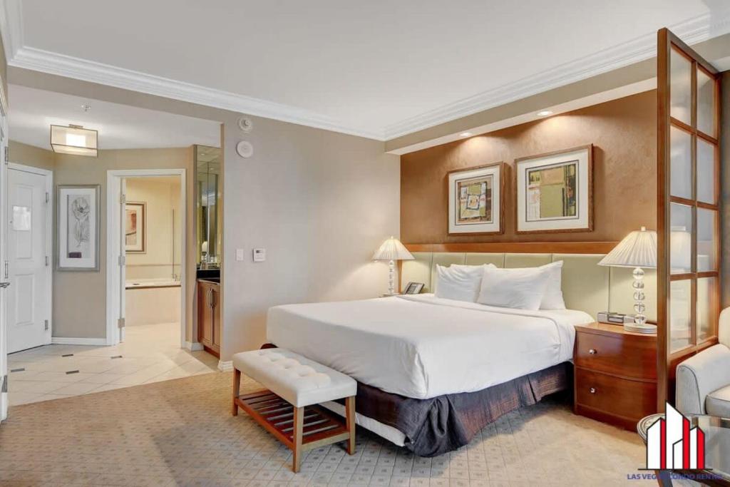 MGM Signature Stripview Work desk Jacuzzi Studio - Tap to explore photos
