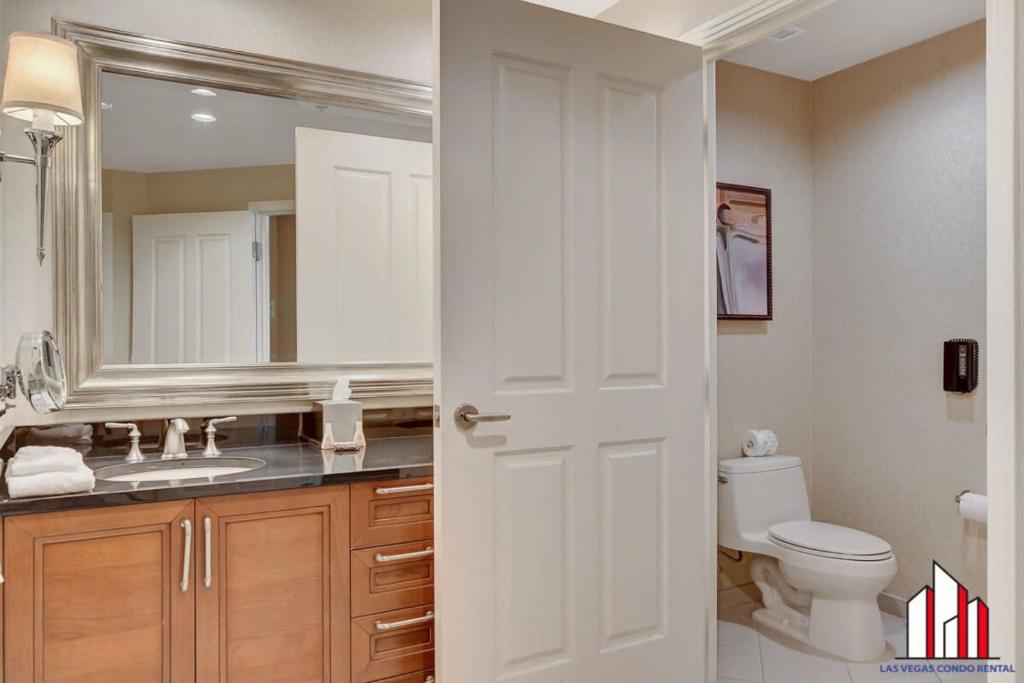 MGM Signature Stripview Work desk Jacuzzi Studio - Tap to explore photos